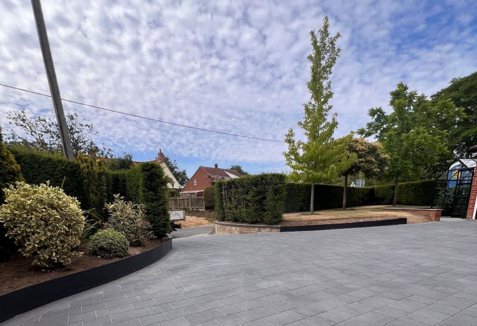 Large block paving driveway, Norwich - Retained Beds