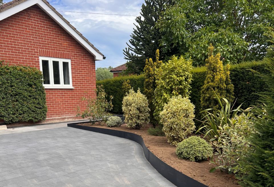 Large block paving driveway, Norwich - Pavestone Infinito dark grey blocks